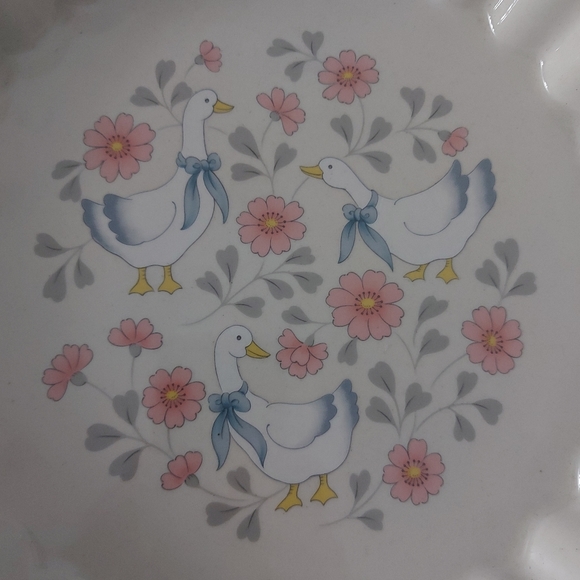 RARE Vintage 1980's Stoneware Pie Plate.  Goose Pattern DISCOUNTED SHIPPING - Picture 2 of 5